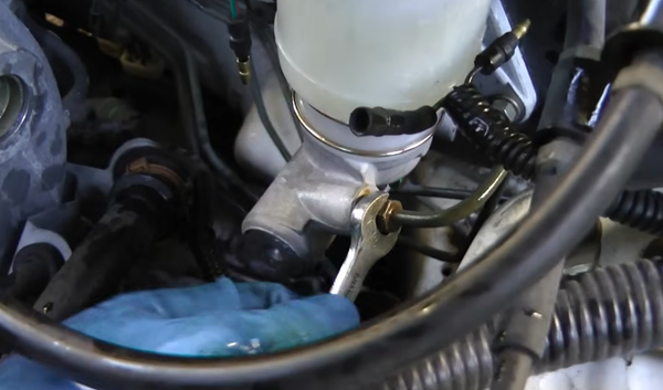 How to Test If Brake Master Cylinder Is Bad

